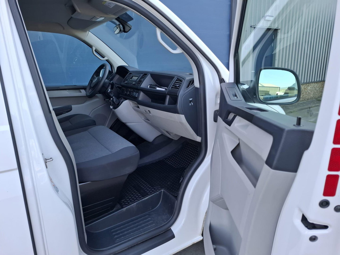 Volkswagen Transporter 2.0 TDI L1H1 Highline AIRCO / TREKHAAK / 3 ZITS / EURO 6 / N.A.P