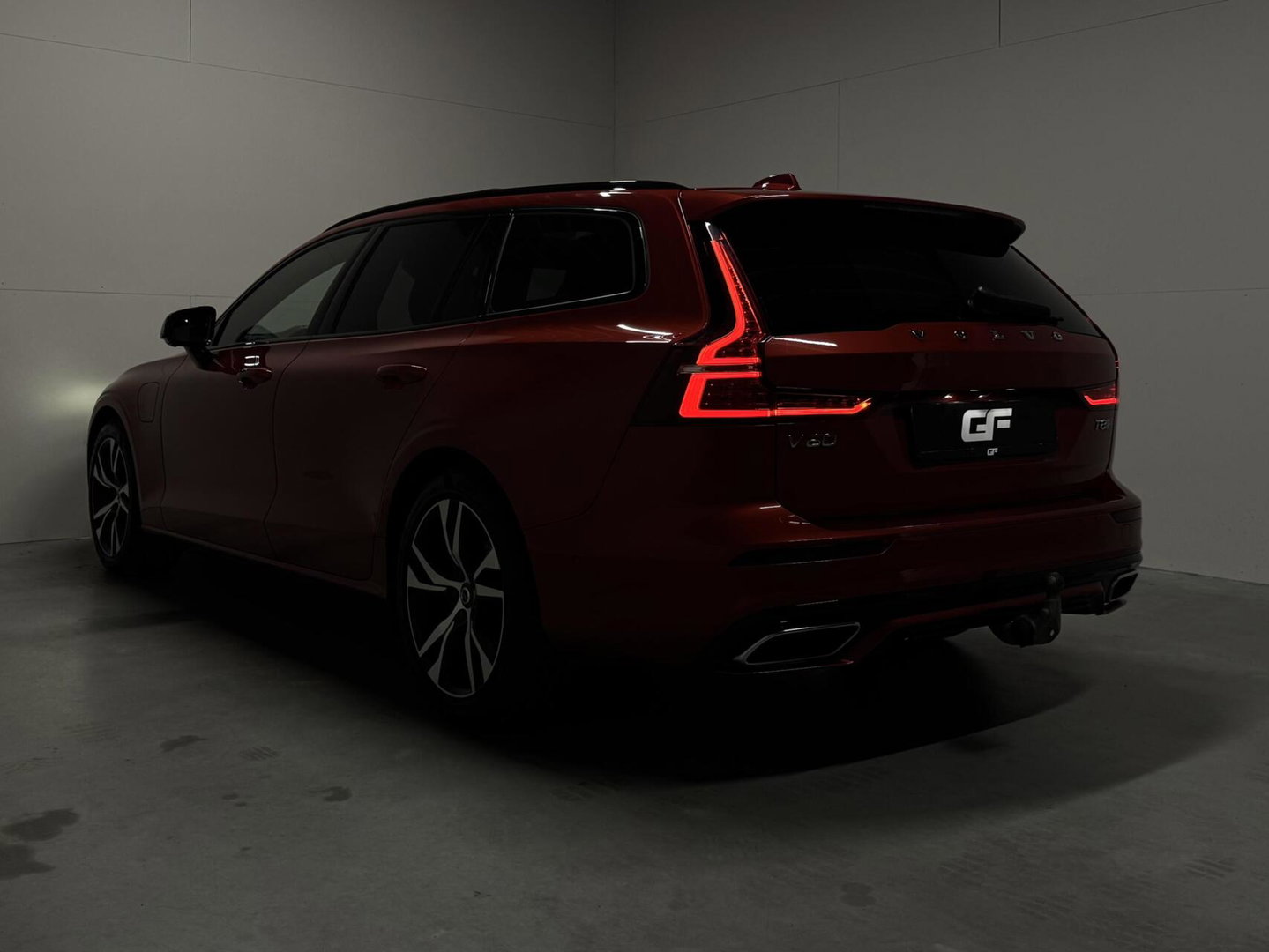 Volvo V60 2.0 T8 Twin Engine AWD R-Design Pano H/K 360 HUD