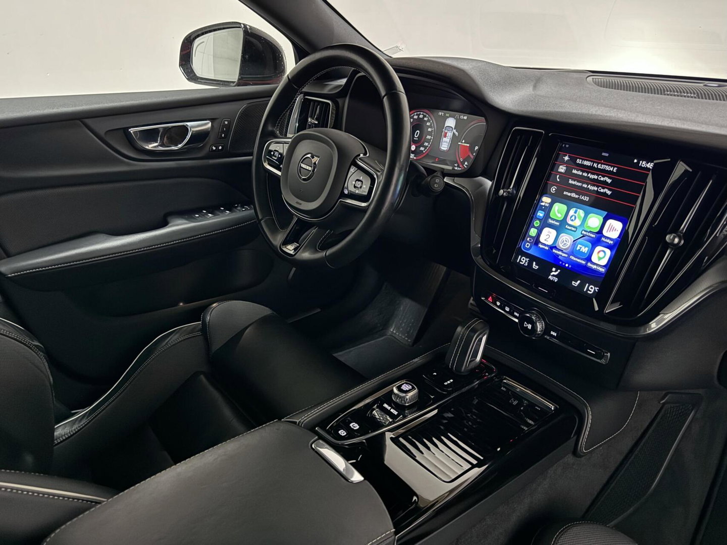 Volvo V60 2.0 T8 Twin Engine AWD R-Design Pano H/K 360 HUD