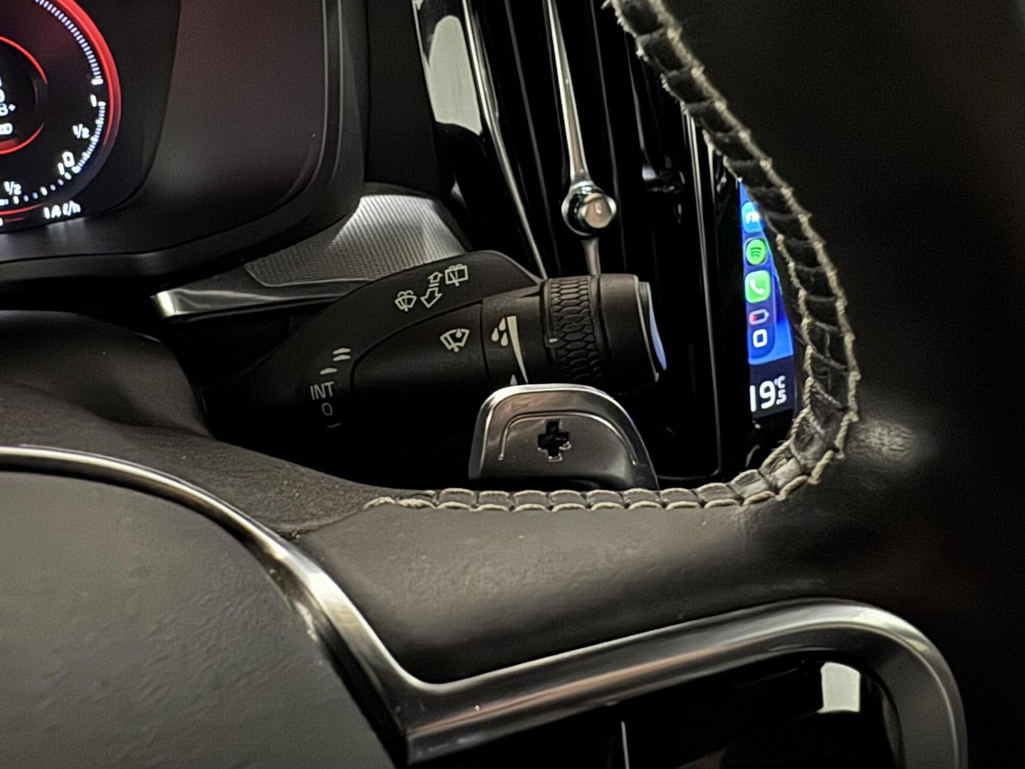 Volvo V60 2.0 T8 Twin Engine AWD R-Design Pano H/K 360 HUD