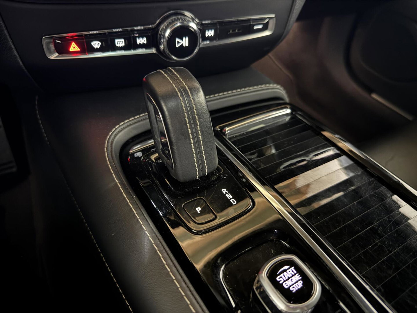 Volvo V60 2.0 T8 Twin Engine AWD R-Design Pano H/K 360 HUD