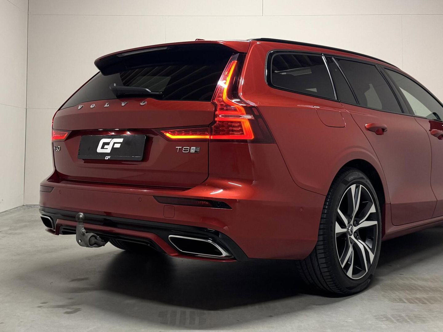 Volvo V60 2.0 T8 Twin Engine AWD R-Design Pano H/K 360 HUD