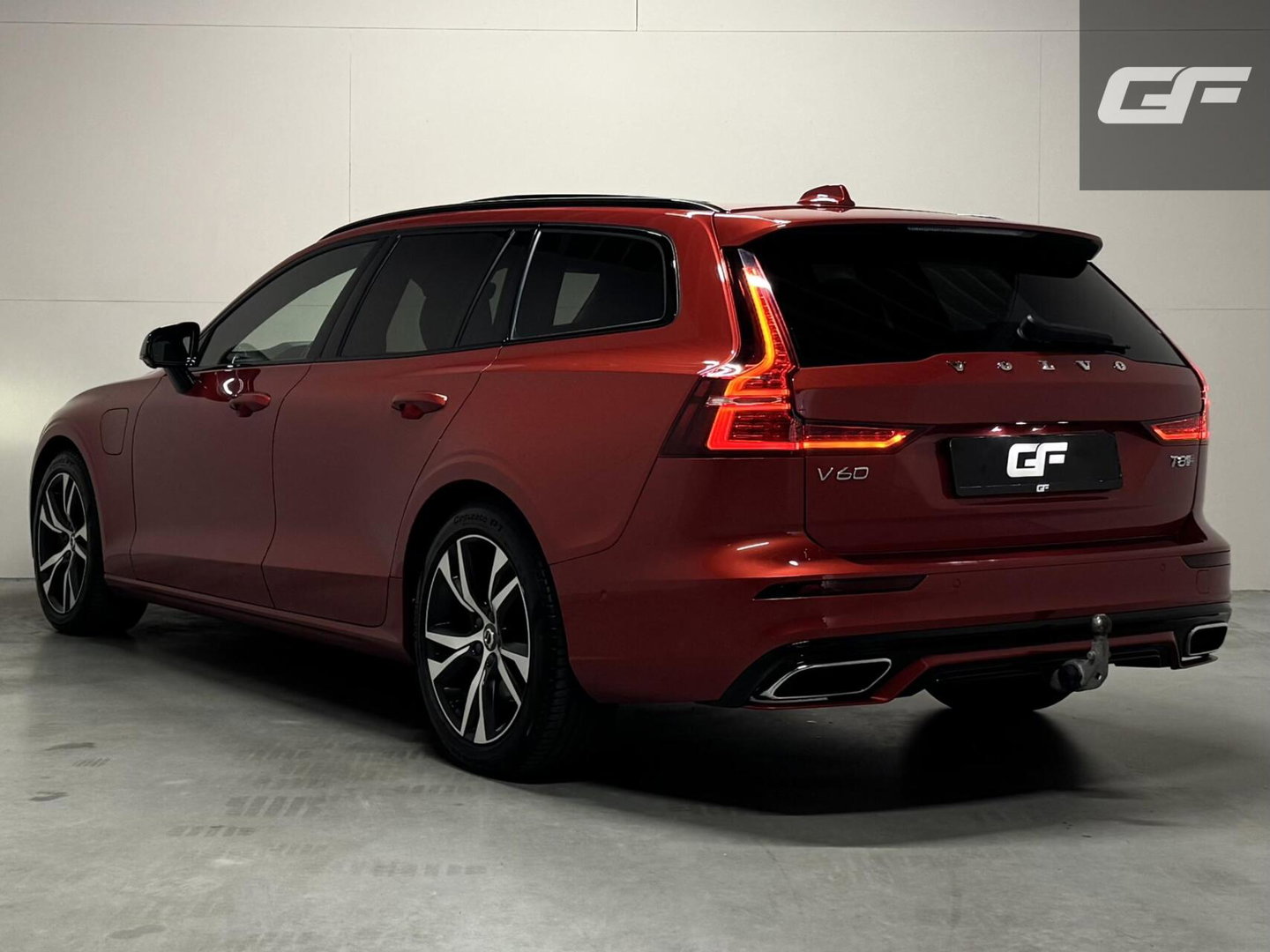 Volvo V60 2.0 T8 Twin Engine AWD R-Design Pano H/K 360 HUD
