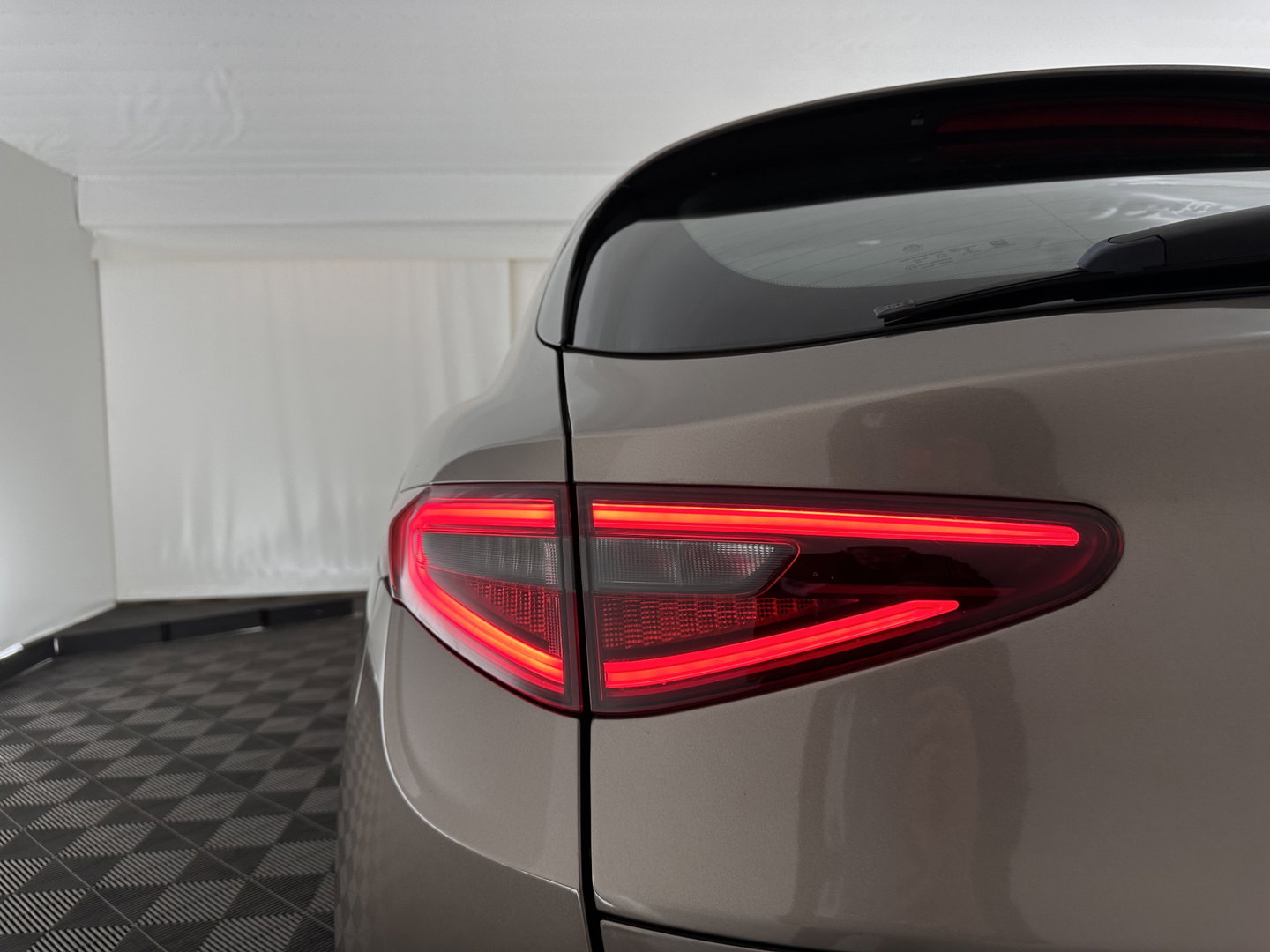 Alfa Romeo Stelvio 2.2d Super Aut. *LEATHER-FABRIC | BI-XENON | DAB+ | NAVI-FULLMAP | COMFORT-SEATS | ECC | CRUISE | PDC | 18"ALU*