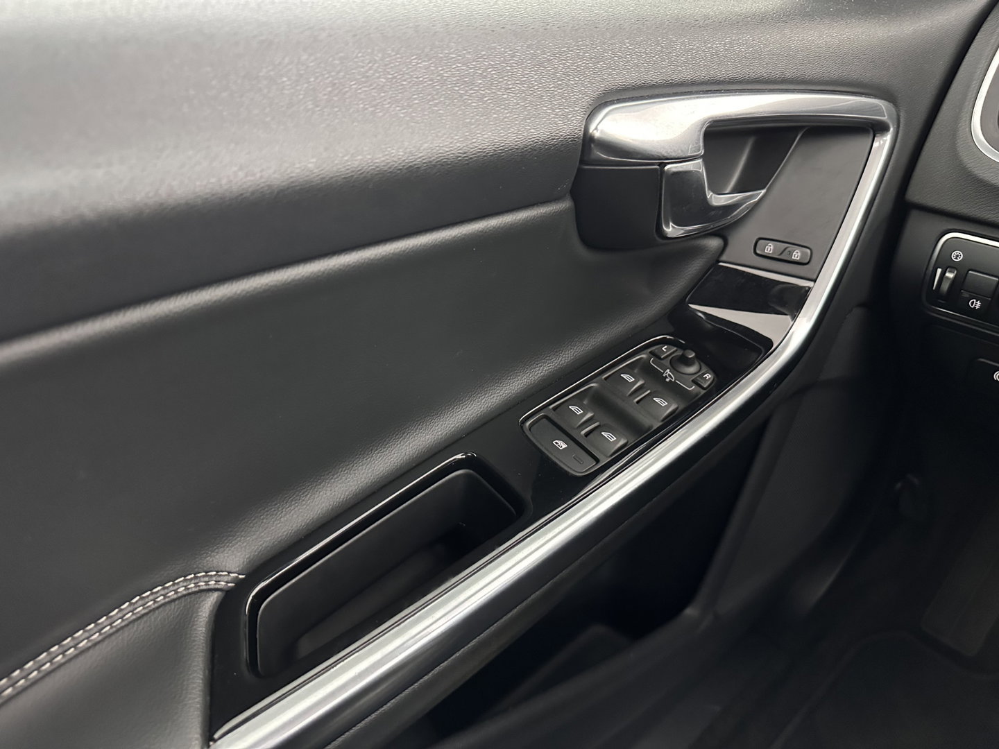 Volvo V60 2.4 D5 Twin Engine Summum AWD (Plug-In) Aut. *PANO | LEATHER | ADAPTIVE-CRUISE | XENON | BLIS | MEMORY-PACK | CAMERA | HEATED-COMFORTSEATS | NAVI-FULLMAP | PRIVACY-GLASS | ECC | PDC | TOWBAR | 18''ALU*