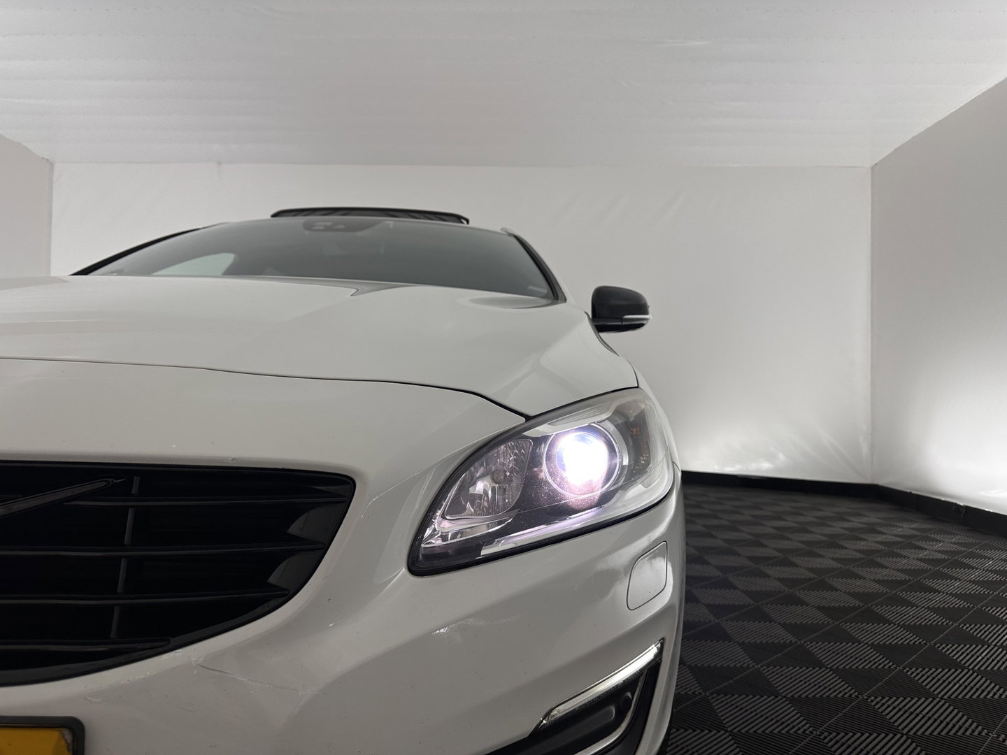 Volvo V60 2.4 D5 Twin Engine Summum AWD (Plug-In) Aut. *PANO | LEATHER | ADAPTIVE-CRUISE | XENON | BLIS | MEMORY-PACK | CAMERA | HEATED-COMFORTSEATS | NAVI-FULLMAP | PRIVACY-GLASS | ECC | PDC | TOWBAR | 18''ALU*