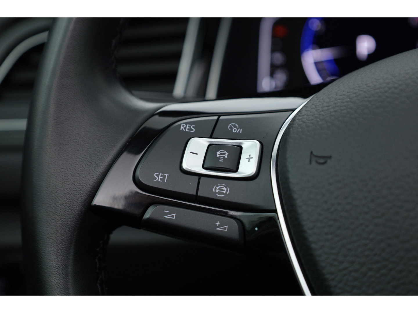 Volkswagen T-Roc Cabrio 1.5 TSI R-Line Edition Blue "MAT Ravenna Blue" DSG | 794/800 | Leder | Digi. Cockpit |  Stoel- Stuurverw. | Camera | Adapt. Cruise | Keyless | CarPlay