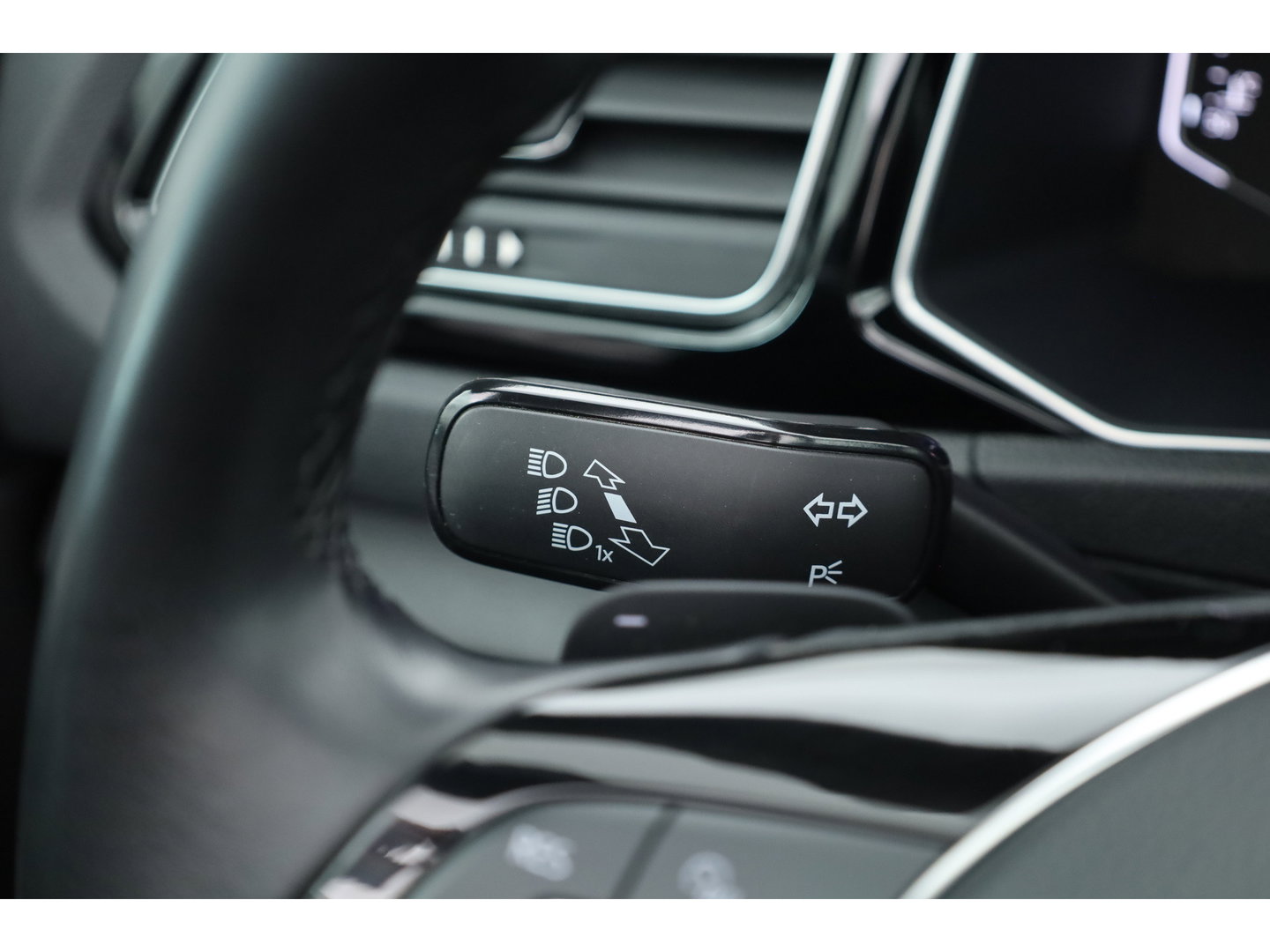 Volkswagen T-Roc Cabrio 1.5 TSI R-Line Edition Blue "MAT Ravenna Blue" DSG | 794/800 | Leder | Digi. Cockpit |  Stoel- Stuurverw. | Camera | Adapt. Cruise | Keyless | CarPlay