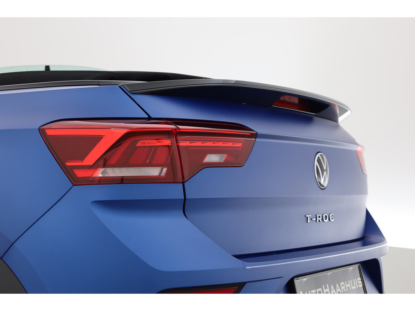 Volkswagen T-Roc Cabrio 1.5 TSI R-Line Edition Blue "MAT Ravenna Blue" DSG | 794/800 | Leder | Digi. Cockpit |  Stoel- Stuurverw. | Camera | Adapt. Cruise | Keyless | CarPlay