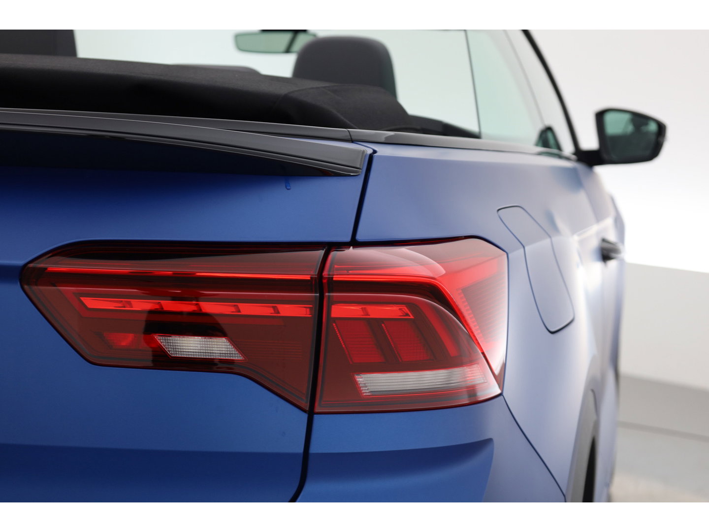 Volkswagen T-Roc Cabrio 1.5 TSI R-Line Edition Blue "MAT Ravenna Blue" DSG | 794/800 | Leder | Digi. Cockpit |  Stoel- Stuurverw. | Camera | Adapt. Cruise | Keyless | CarPlay