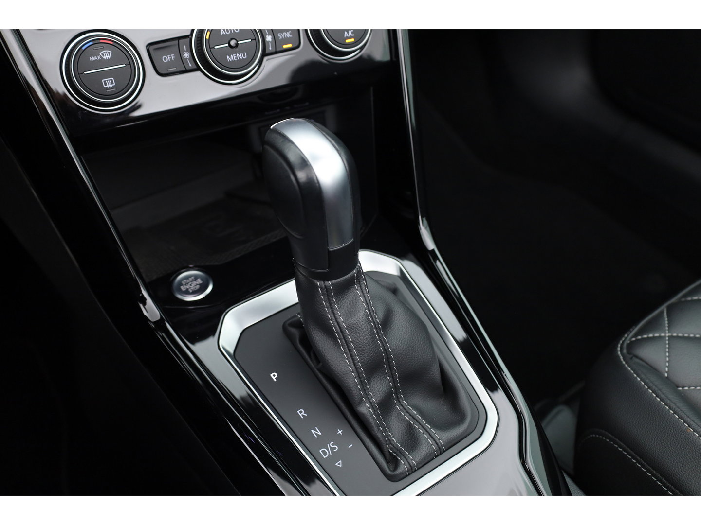 Volkswagen T-Roc Cabrio 1.5 TSI R-Line Edition Blue "MAT Ravenna Blue" DSG | 794/800 | Leder | Digi. Cockpit |  Stoel- Stuurverw. | Camera | Adapt. Cruise | Keyless | CarPlay