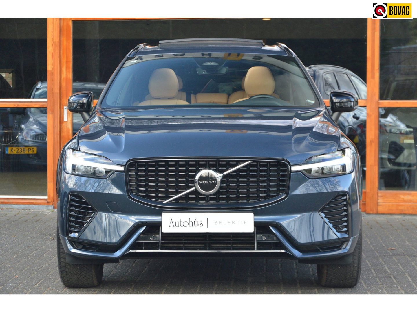 Volvo XC60 T6 Hybride AWD Plus Dark | Geventileerde stoelen | Panoramadak | Trekhaak | Stoel + Stuur Verwarmd | Adaptive Cruise |