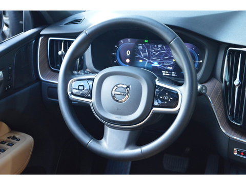 Volvo XC60 T6 Hybride AWD Plus Dark | Geventileerde stoelen | Panoramadak | Trekhaak | Stoel + Stuur Verwarmd | Adaptive Cruise |