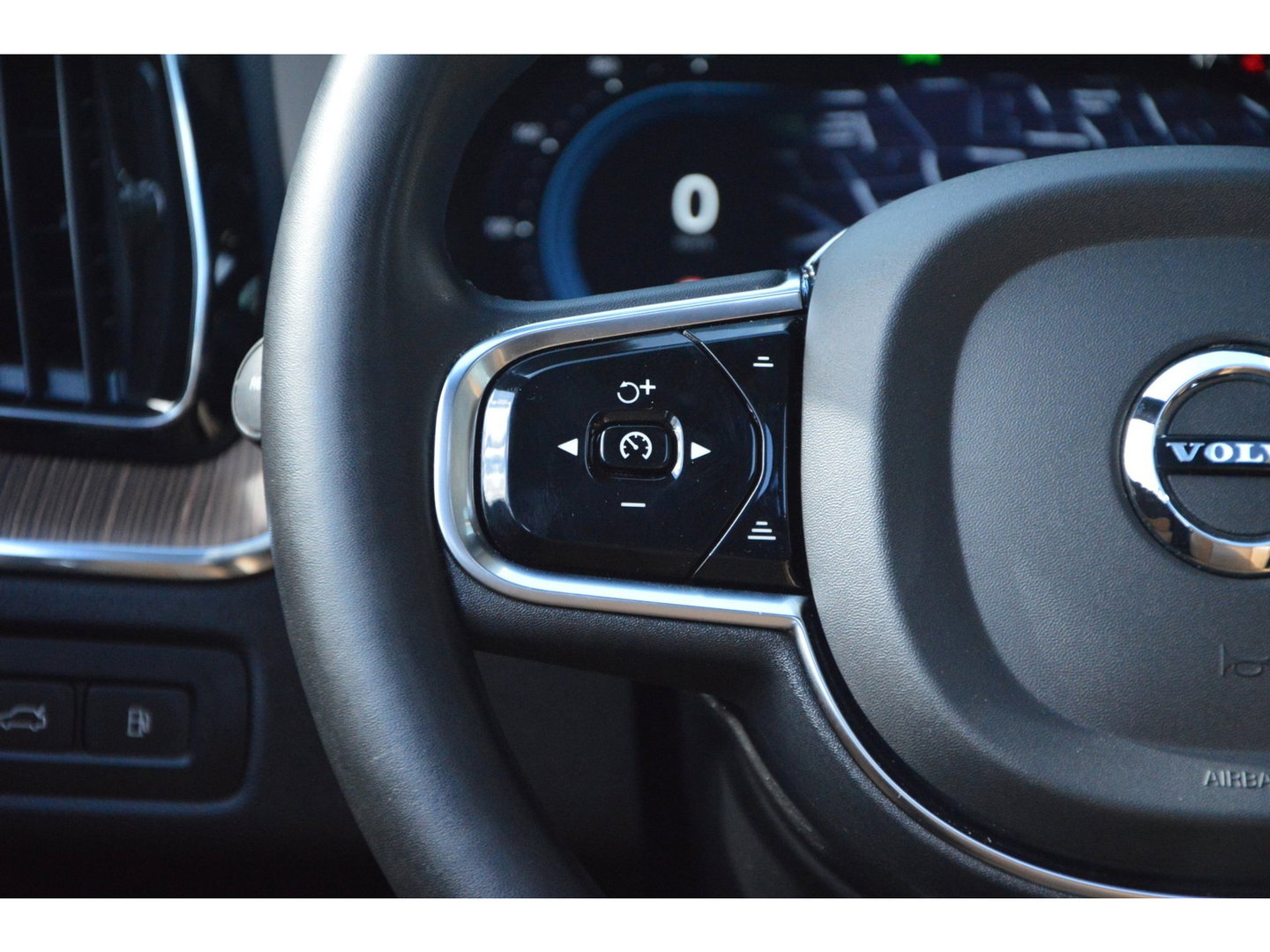 Volvo XC60 T6 Hybride AWD Plus Dark | Geventileerde stoelen | Panoramadak | Trekhaak | Stoel + Stuur Verwarmd | Adaptive Cruise |