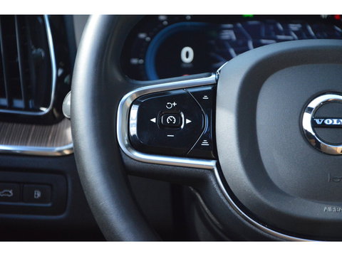 Volvo XC60 T6 Hybride AWD Plus Dark | Geventileerde stoelen | Panoramadak | Trekhaak | Stoel + Stuur Verwarmd | Adaptive Cruise |