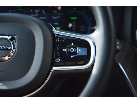Volvo XC60 T6 Hybride AWD Plus Dark | Geventileerde stoelen | Panoramadak | Trekhaak | Stoel + Stuur Verwarmd | Adaptive Cruise |