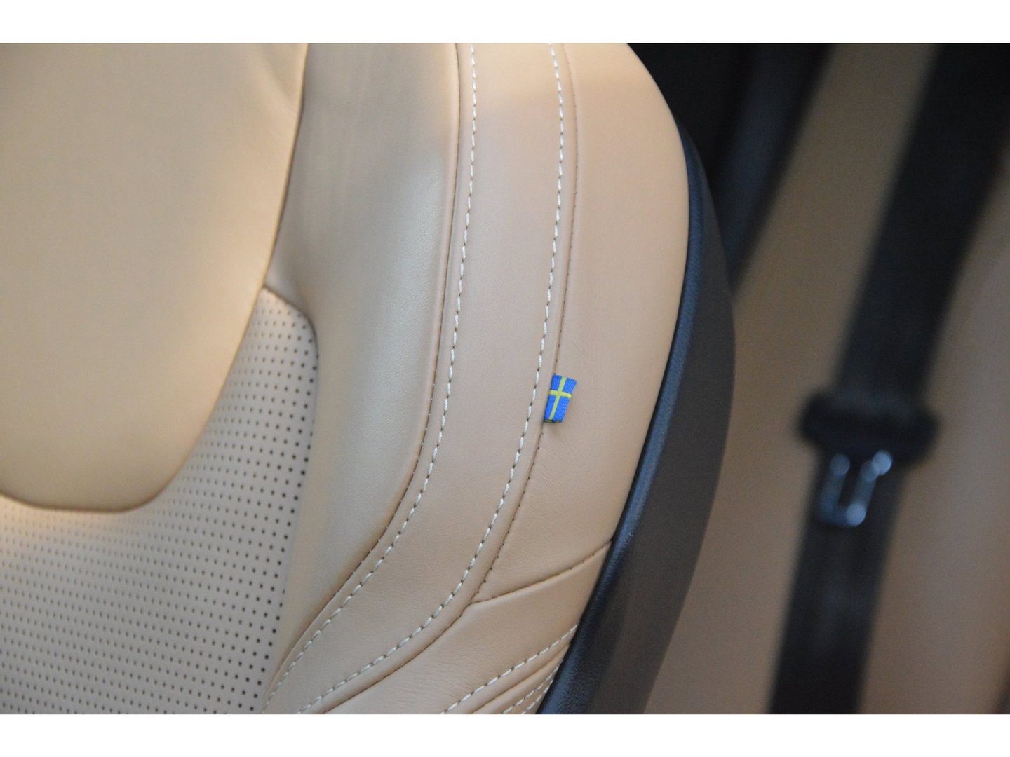 Volvo XC60 T6 Hybride AWD Plus Dark | Geventileerde stoelen | Panoramadak | Trekhaak | Stoel + Stuur Verwarmd | Adaptive Cruise |