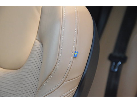 Volvo XC60 T6 Hybride AWD Plus Dark | Geventileerde stoelen | Panoramadak | Trekhaak | Stoel + Stuur Verwarmd | Adaptive Cruise |