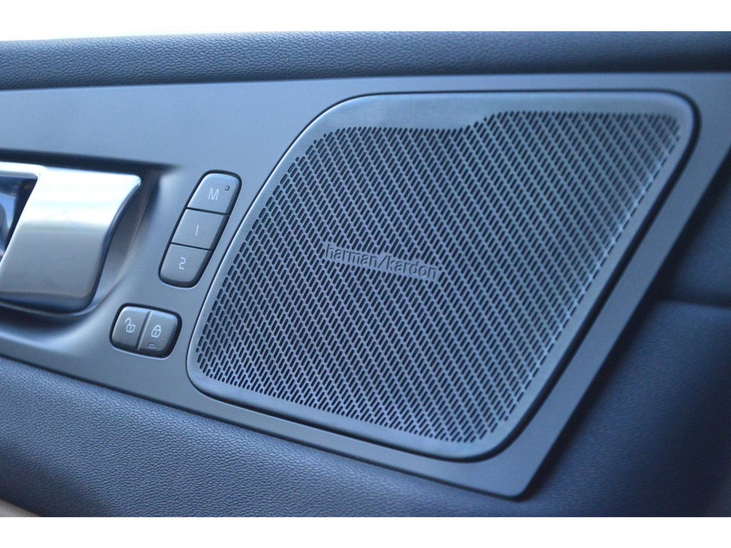 Volvo XC60 T6 Hybride AWD Plus Dark | Geventileerde stoelen | Panoramadak | Trekhaak | Stoel + Stuur Verwarmd | Adaptive Cruise |