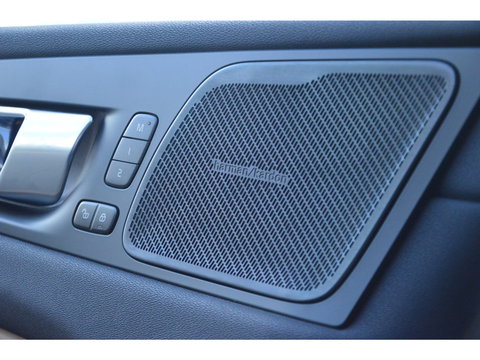 Volvo XC60 T6 Hybride AWD Plus Dark | Geventileerde stoelen | Panoramadak | Trekhaak | Stoel + Stuur Verwarmd | Adaptive Cruise |