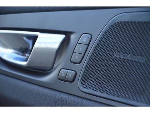 Volvo XC60 T6 Hybride AWD Plus Dark | Geventileerde stoelen | Panoramadak | Trekhaak | Stoel + Stuur Verwarmd | Adaptive Cruise |