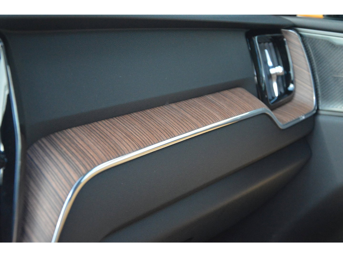 Volvo XC60 T6 Hybride AWD Plus Dark | Geventileerde stoelen | Panoramadak | Trekhaak | Stoel + Stuur Verwarmd | Adaptive Cruise |