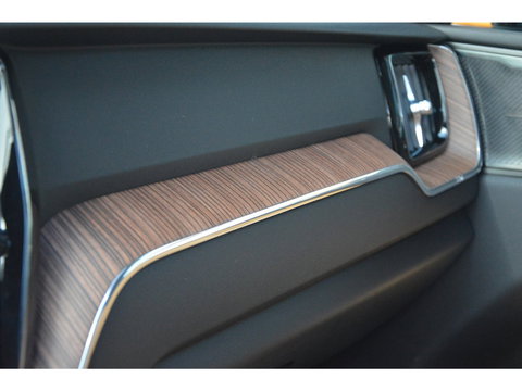 Volvo XC60 T6 Hybride AWD Plus Dark | Geventileerde stoelen | Panoramadak | Trekhaak | Stoel + Stuur Verwarmd | Adaptive Cruise |