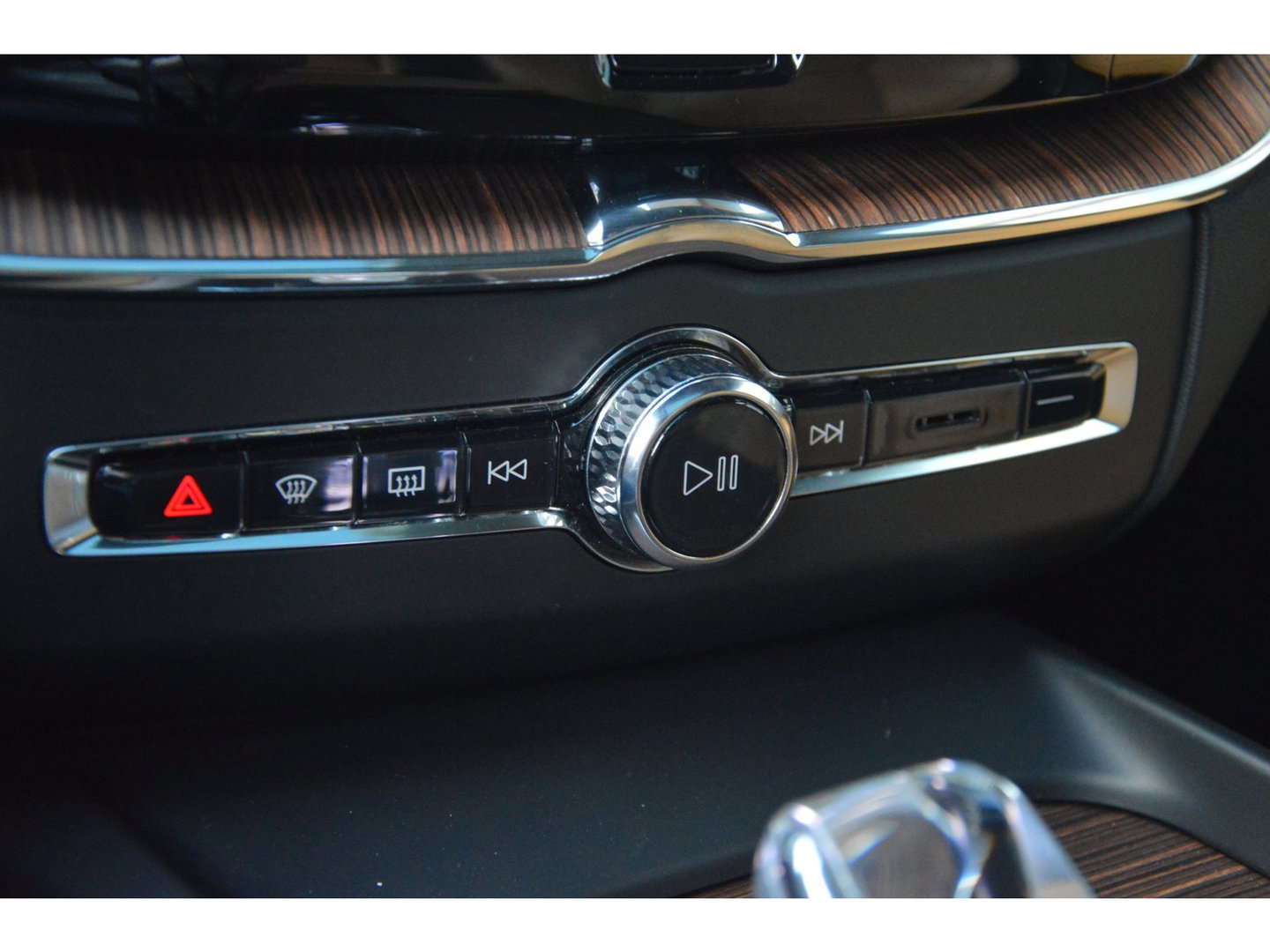 Volvo XC60 T6 Hybride AWD Plus Dark | Geventileerde stoelen | Panoramadak | Trekhaak | Stoel + Stuur Verwarmd | Adaptive Cruise |