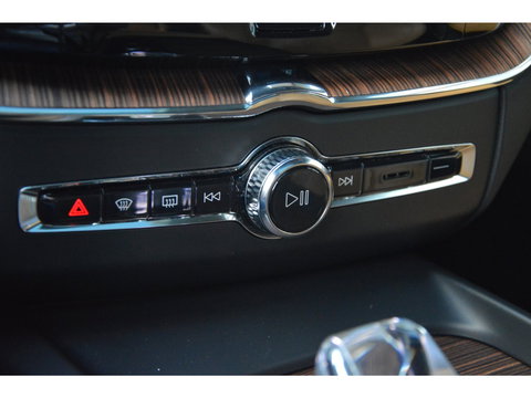 Volvo XC60 T6 Hybride AWD Plus Dark | Geventileerde stoelen | Panoramadak | Trekhaak | Stoel + Stuur Verwarmd | Adaptive Cruise |