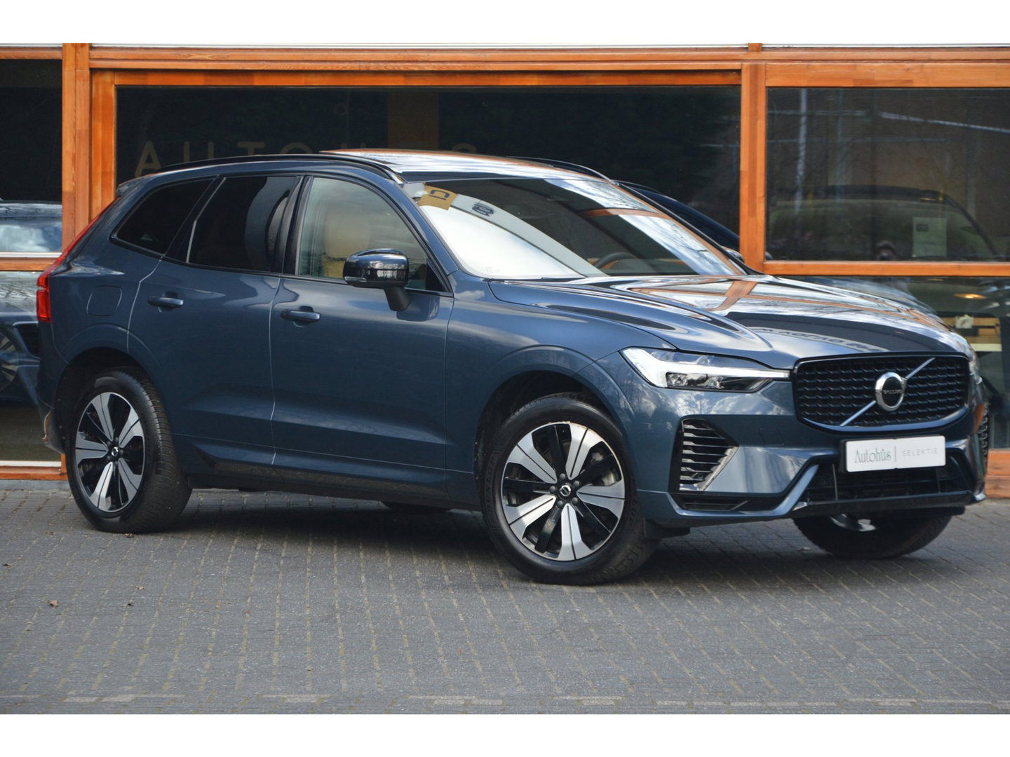 Volvo XC60 T6 Hybride AWD Plus Dark | Geventileerde stoelen | Panoramadak | Trekhaak | Stoel + Stuur Verwarmd | Adaptive Cruise |