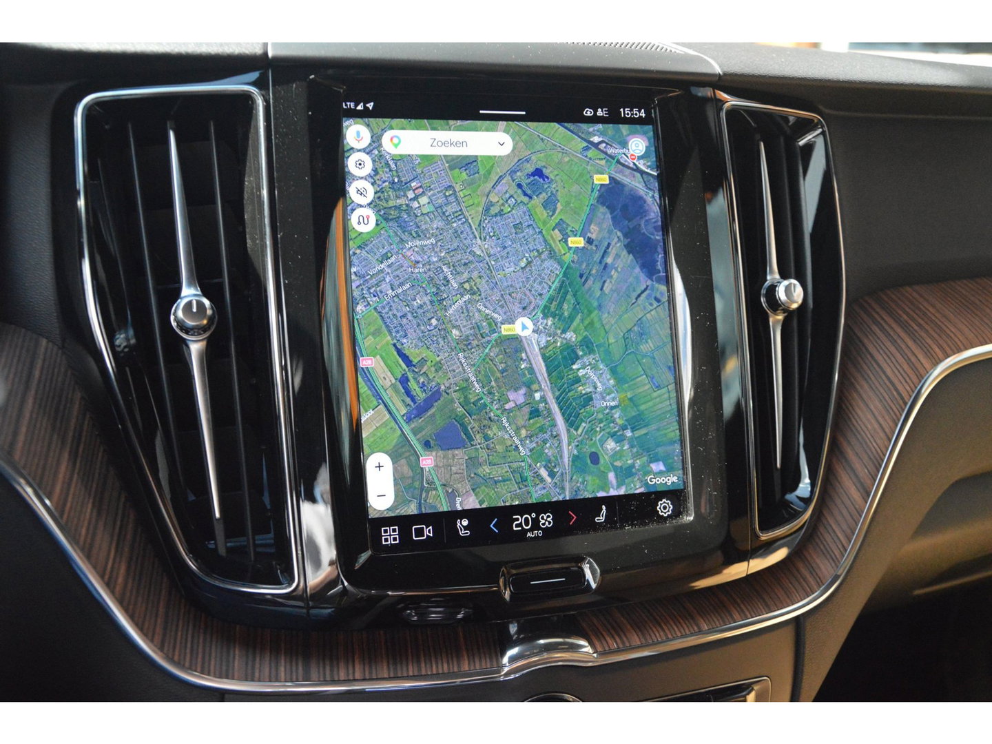 Volvo XC60 T6 Hybride AWD Plus Dark | Geventileerde stoelen | Panoramadak | Trekhaak | Stoel + Stuur Verwarmd | Adaptive Cruise |