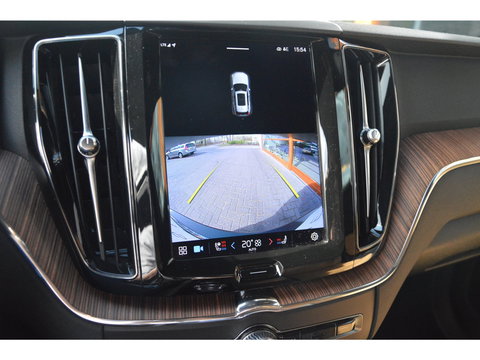 Volvo XC60 T6 Hybride AWD Plus Dark | Geventileerde stoelen | Panoramadak | Trekhaak | Stoel + Stuur Verwarmd | Adaptive Cruise |