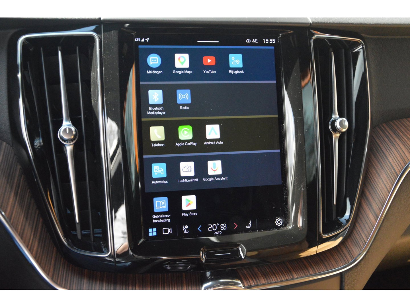 Volvo XC60 T6 Hybride AWD Plus Dark | Geventileerde stoelen | Panoramadak | Trekhaak | Stoel + Stuur Verwarmd | Adaptive Cruise |