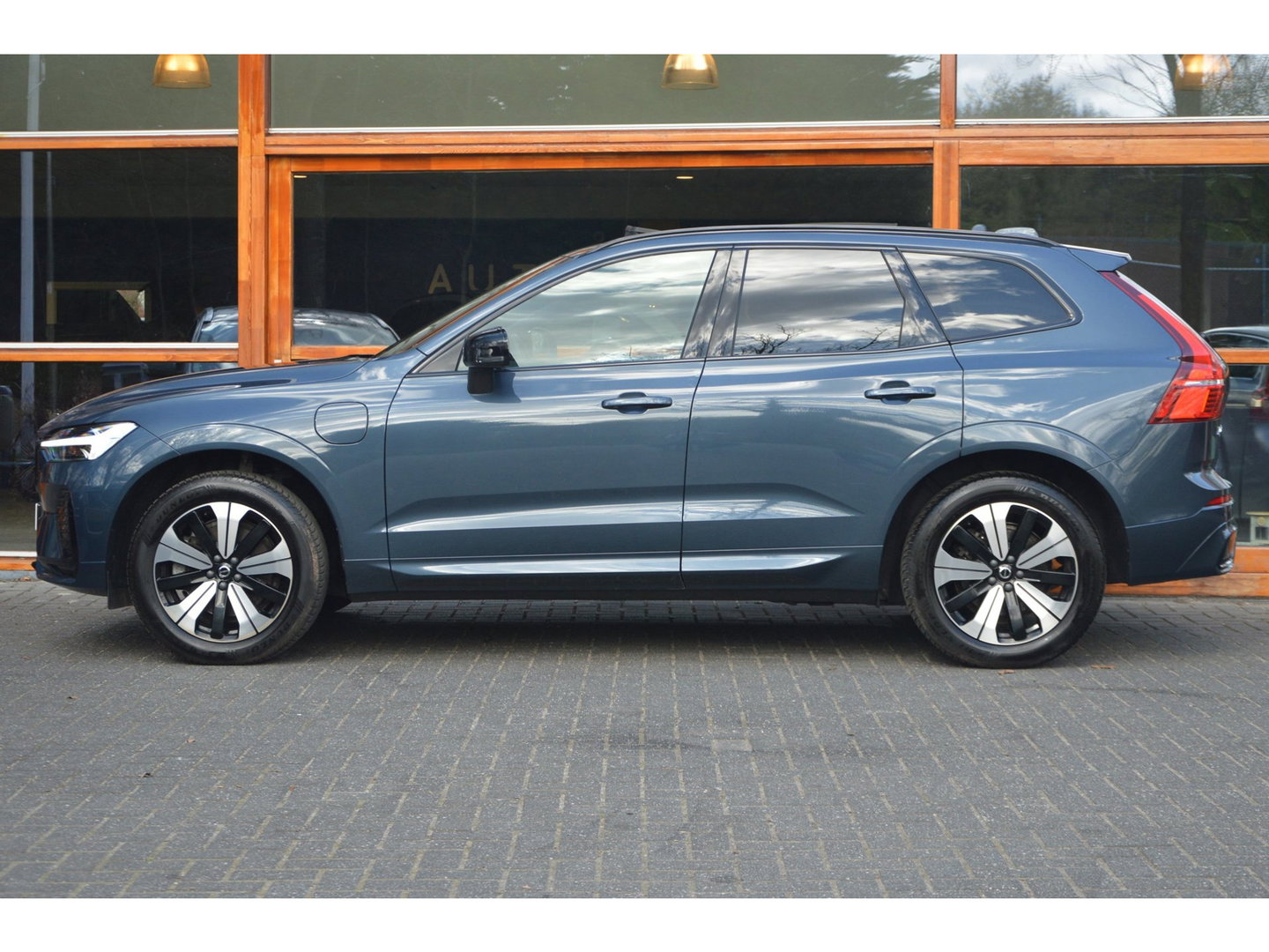 Volvo XC60 T6 Hybride AWD Plus Dark | Geventileerde stoelen | Panoramadak | Trekhaak | Stoel + Stuur Verwarmd | Adaptive Cruise |