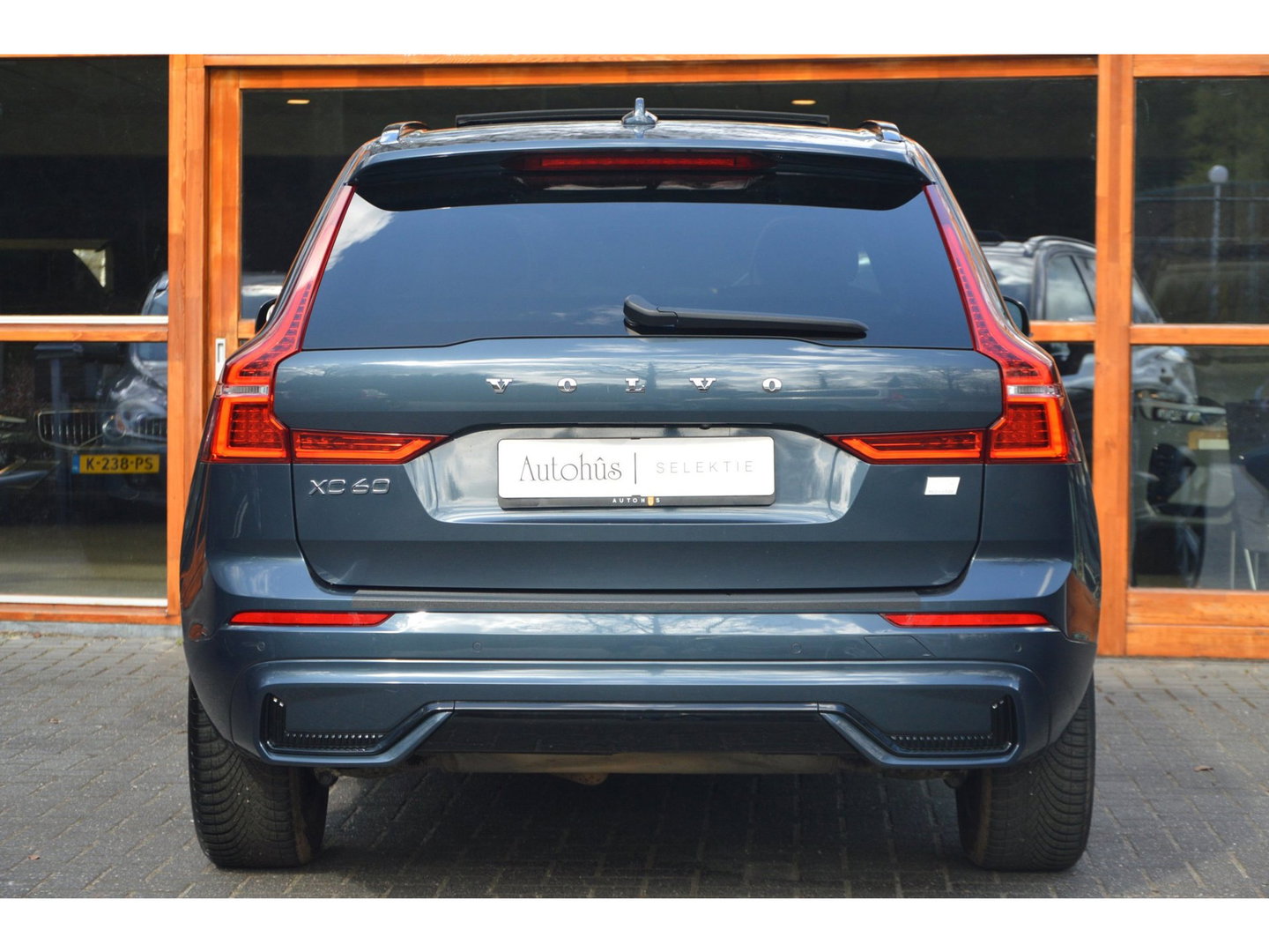 Volvo XC60 T6 Hybride AWD Plus Dark | Geventileerde stoelen | Panoramadak | Trekhaak | Stoel + Stuur Verwarmd | Adaptive Cruise |