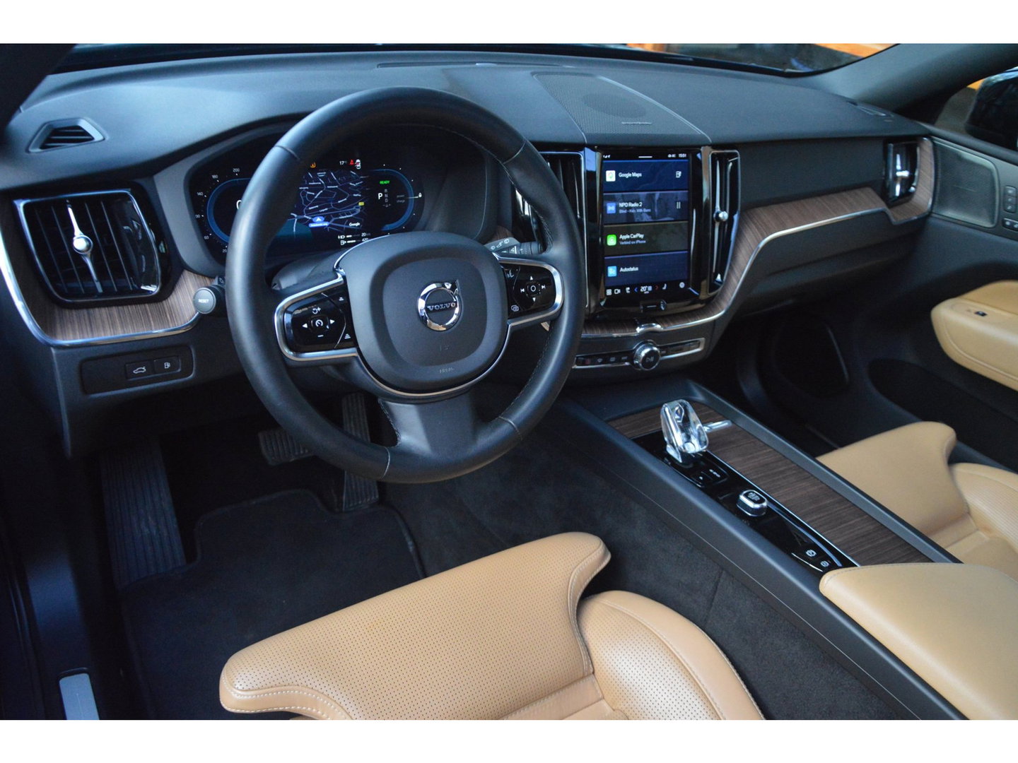 Volvo XC60 T6 Hybride AWD Plus Dark | Geventileerde stoelen | Panoramadak | Trekhaak | Stoel + Stuur Verwarmd | Adaptive Cruise |