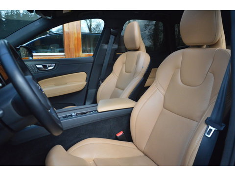 Volvo XC60 T6 Hybride AWD Plus Dark | Geventileerde stoelen | Panoramadak | Trekhaak | Stoel + Stuur Verwarmd | Adaptive Cruise |