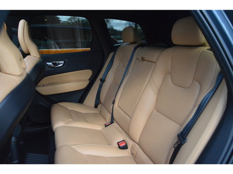 Volvo XC60 T6 Hybride AWD Plus Dark | Geventileerde stoelen | Panoramadak | Trekhaak | Stoel + Stuur Verwarmd | Adaptive Cruise |