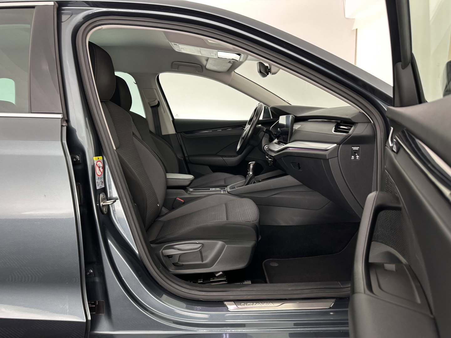 Škoda Octavia Combi 1.0 TSI Business Edition Plus (INCL.BTW) *FULL-LED | NAVI-FULLMAP | HEATED-COMFORTSEATS | DIGI-COCKPIT | CAMERA | KEYLESS | DAB | AMBIENT-LIGHT | PRIVACY-GLASS | ECC | PDC | CRUISE | 17''ALU*