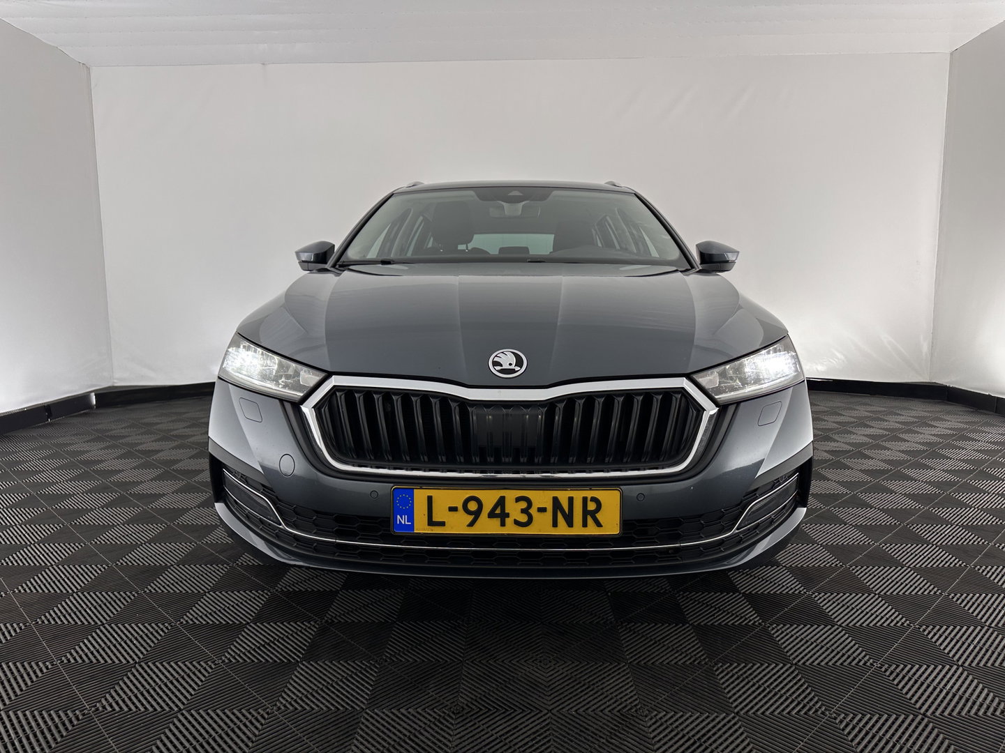 Škoda Octavia Combi 1.0 TSI Business Edition Plus (INCL.BTW) *FULL-LED | NAVI-FULLMAP | HEATED-COMFORTSEATS | DIGI-COCKPIT | CAMERA | KEYLESS | DAB | AMBIENT-LIGHT | PRIVACY-GLASS | ECC | PDC | CRUISE | 17''ALU*
