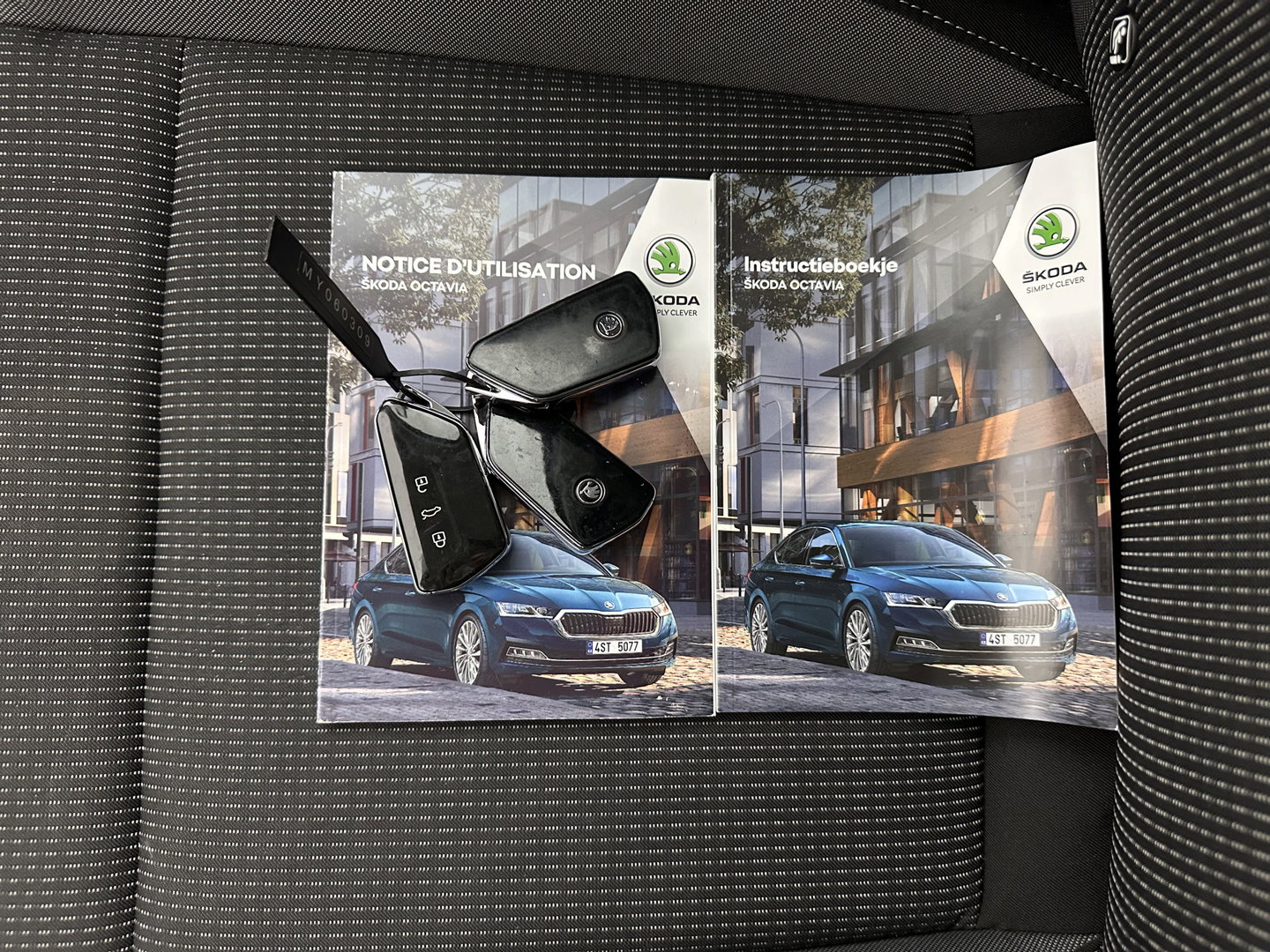 Škoda Octavia Combi 1.0 TSI Business Edition Plus (INCL.BTW) *FULL-LED | NAVI-FULLMAP | HEATED-COMFORTSEATS | DIGI-COCKPIT | CAMERA | KEYLESS | DAB | AMBIENT-LIGHT | PRIVACY-GLASS | ECC | PDC | CRUISE | 17''ALU*