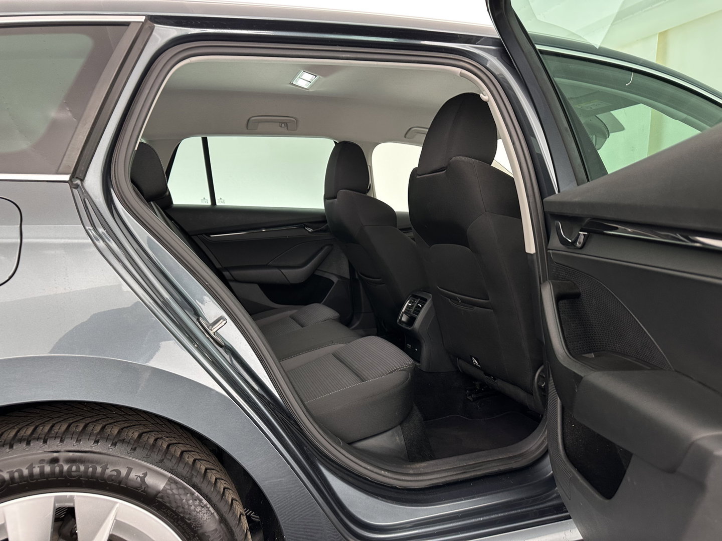 Škoda Octavia Combi 1.0 TSI Business Edition Plus (INCL.BTW) *FULL-LED | NAVI-FULLMAP | HEATED-COMFORTSEATS | DIGI-COCKPIT | CAMERA | KEYLESS | DAB | AMBIENT-LIGHT | PRIVACY-GLASS | ECC | PDC | CRUISE | 17''ALU*