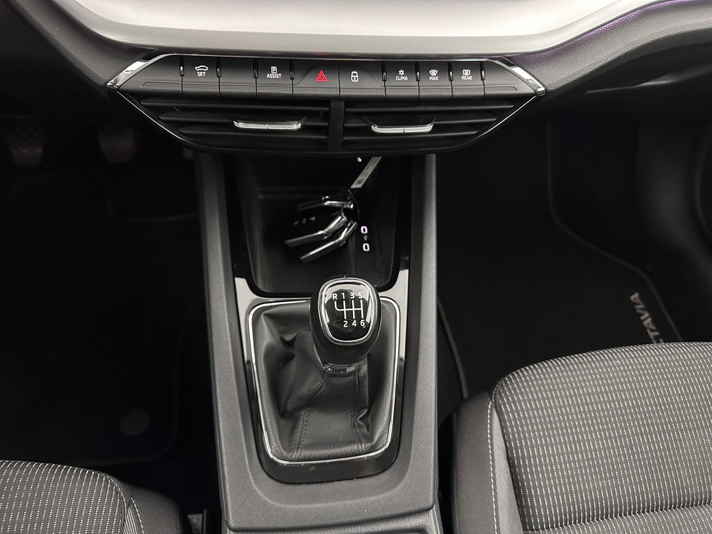 Škoda Octavia Combi 1.0 TSI Business Edition Plus (INCL.BTW) *FULL-LED | NAVI-FULLMAP | HEATED-COMFORTSEATS | DIGI-COCKPIT | CAMERA | KEYLESS | DAB | AMBIENT-LIGHT | PRIVACY-GLASS | ECC | PDC | CRUISE | 17''ALU*