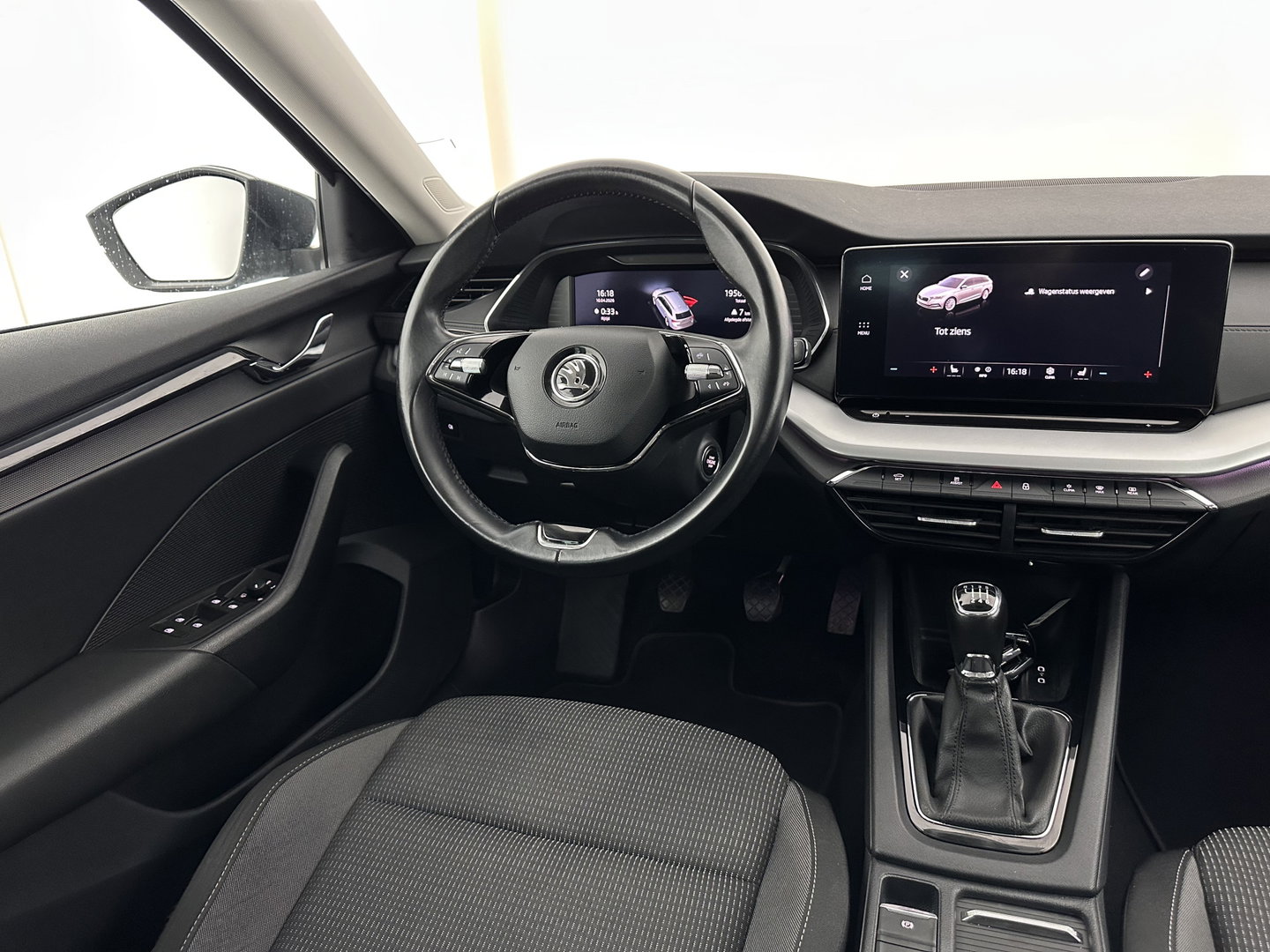 Škoda Octavia Combi 1.0 TSI Business Edition Plus (INCL.BTW) *FULL-LED | NAVI-FULLMAP | HEATED-COMFORTSEATS | DIGI-COCKPIT | CAMERA | KEYLESS | DAB | AMBIENT-LIGHT | PRIVACY-GLASS | ECC | PDC | CRUISE | 17''ALU*