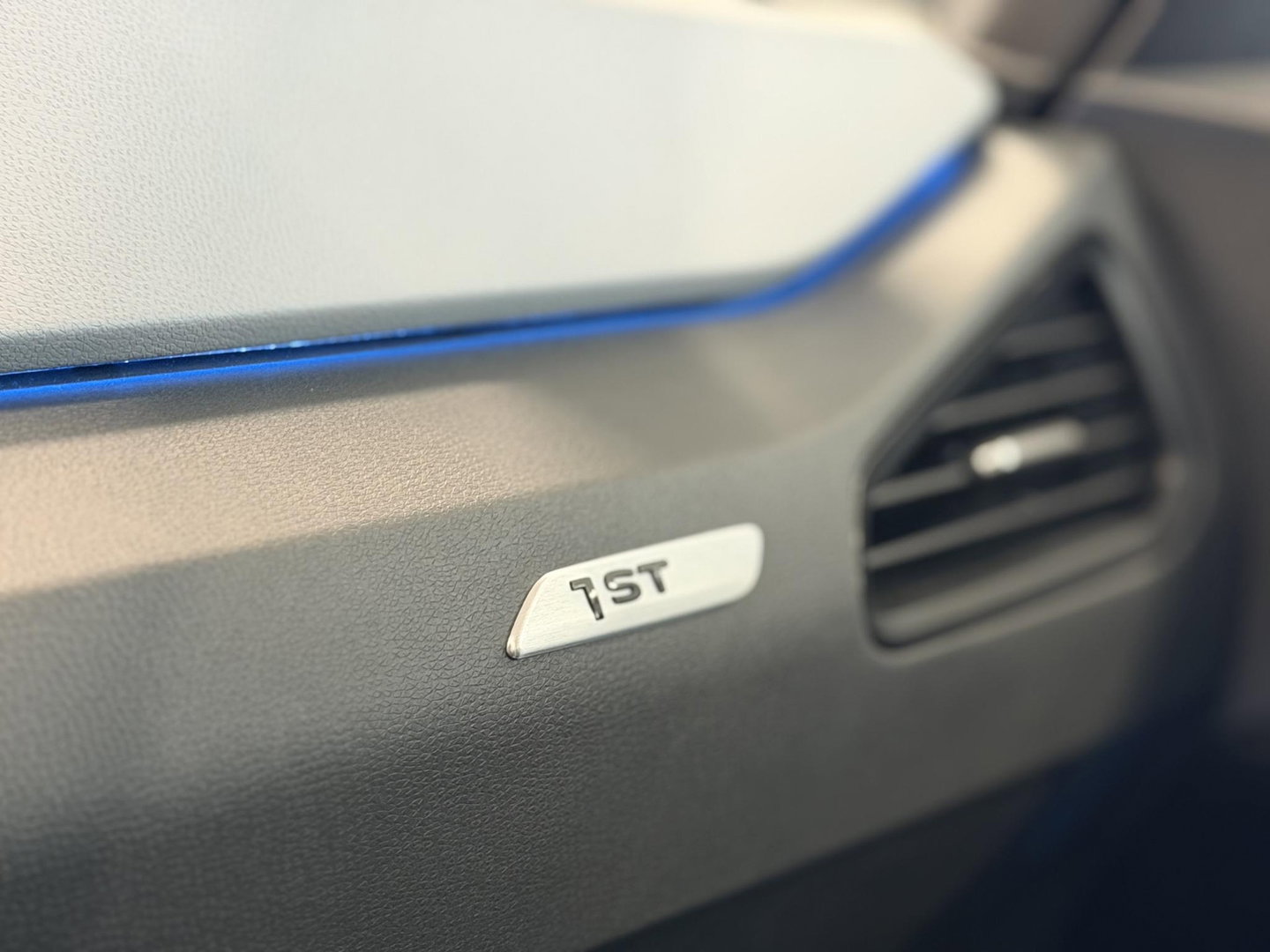 Volkswagen ID.3 First Max 58 kWh |SOH94%|Pano|ACC|HUD|20"|Allweather|Trekhaak|Moonstone