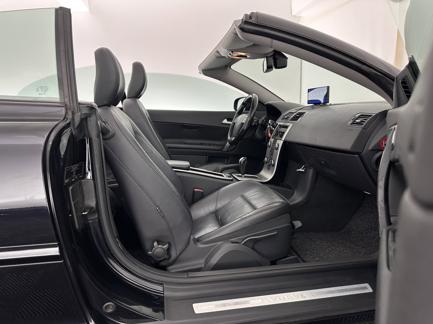 Volvo C70 Convertible 2.4 D5 Summum Aut. *LEATHER | XENON | CARPLAY | MEMORY-PACK | HEATED-COMFORTSEATS | ECC | PDC | CRUISE | TOWBAR | 17''ALU*