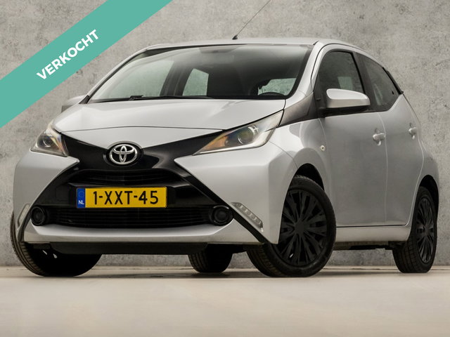 Toyota Aygo - 1.0 VVT-i x-play (SCHERM, BLUETOOTH, CAMERA, MULTIFUNCTIONEEL STUURWIEL, SPORTSTOELEN, CRUISE, ELEK RAMEN, NIEUWSTAAT)