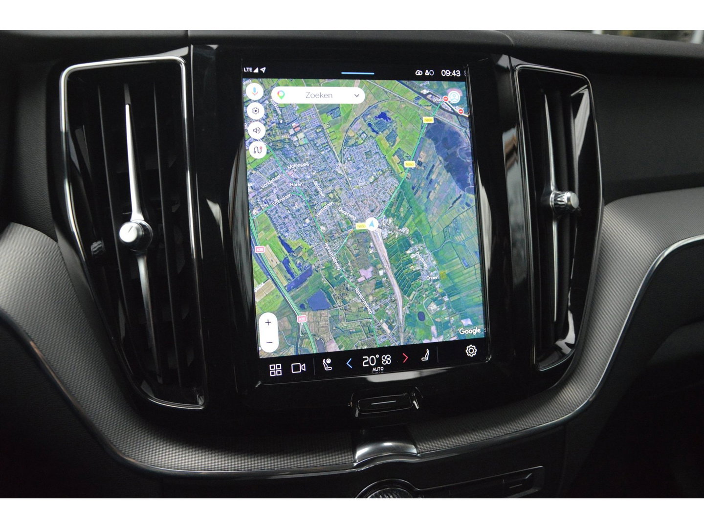 Volvo XC60 T8 Hybride AWD Plus Bright LONG RANGE | Panoramadak | Harman/Kardon | Stoel + Stuur Verwarmd | Trekhaak | Camera |