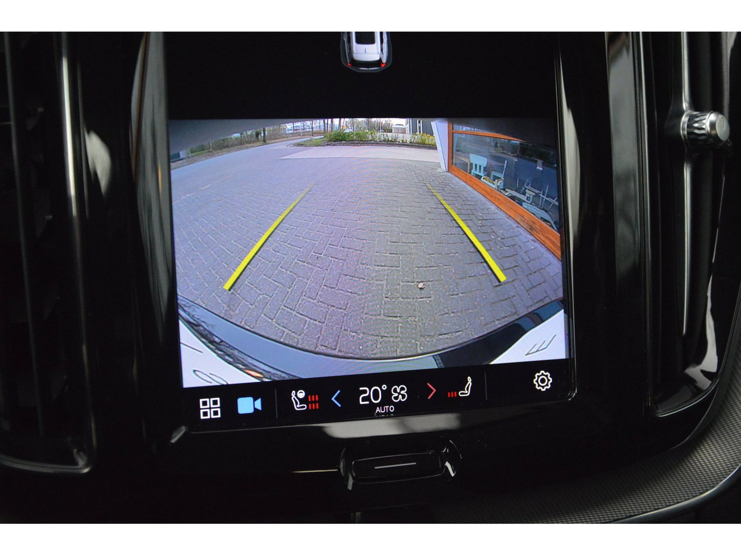 Volvo XC60 T8 Hybride AWD Plus Bright LONG RANGE | Panoramadak | Harman/Kardon | Stoel + Stuur Verwarmd | Trekhaak | Camera |