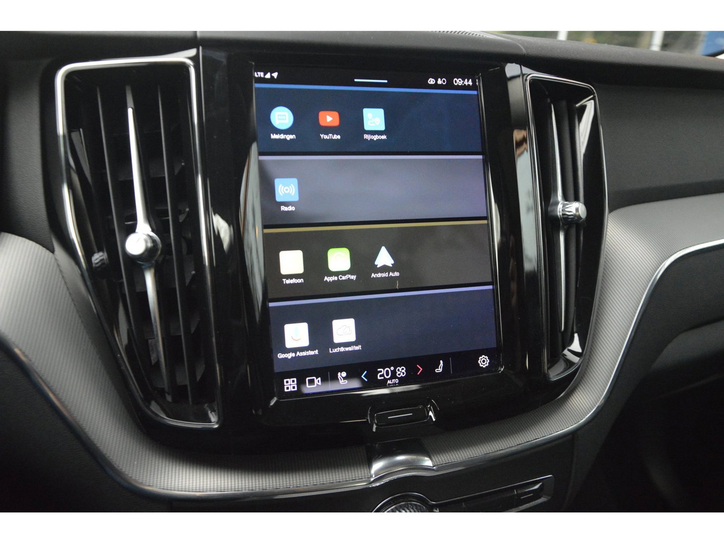 Volvo XC60 T8 Hybride AWD Plus Bright LONG RANGE | Panoramadak | Harman/Kardon | Stoel + Stuur Verwarmd | Trekhaak | Camera |